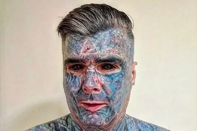 The most tattooed man in Britain is prohibited from removing some of them (3 photos)