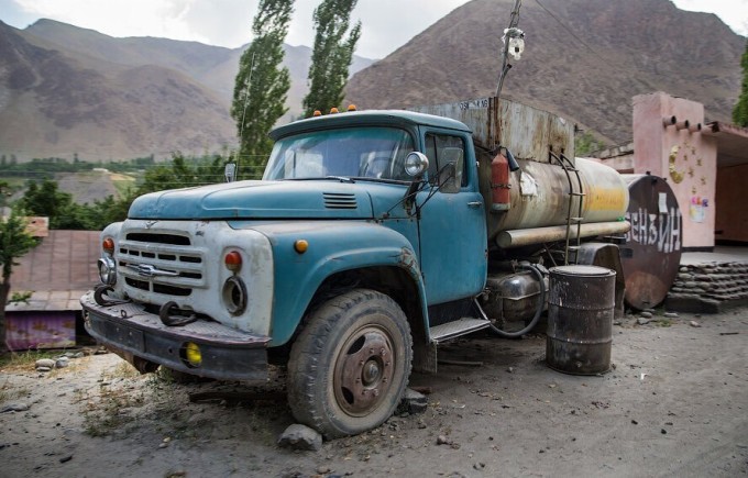 Hard gas stations in Tajikistan (7 photos)