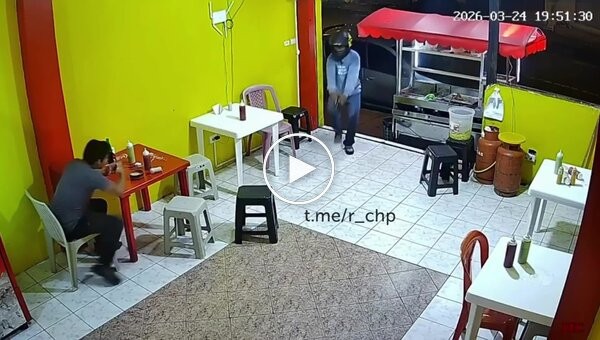 Владелец кафе дал отпор вооруженному грабителю