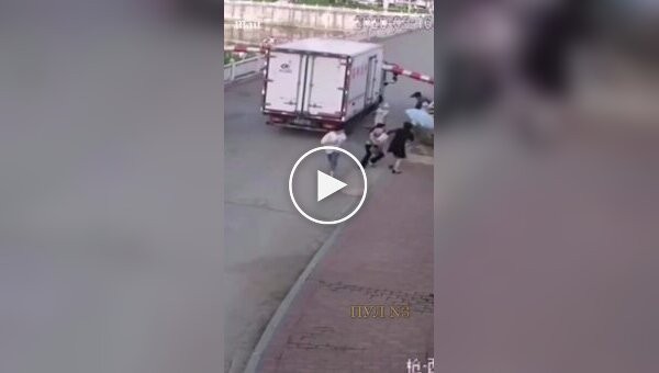 Вантажівка знесла обмежувач проїзду