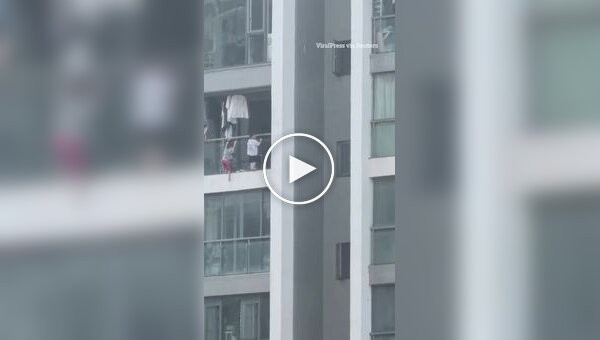 Маленькие брат и сестра повисли на краю балкона на высоте 13-го этажа