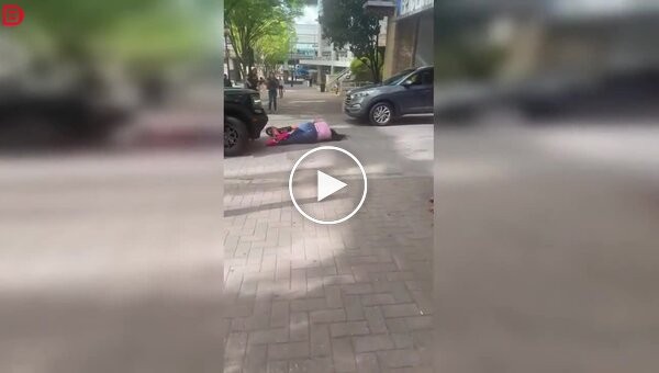 Девушка потеряла равновесие на электросамокате, увидев машину