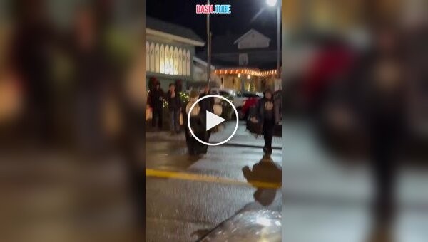 Мужчина отвлек медведя, спасая семью с детьми