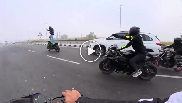 A motorcycle struggled to shake off an idiot rider, and eventually succeeded