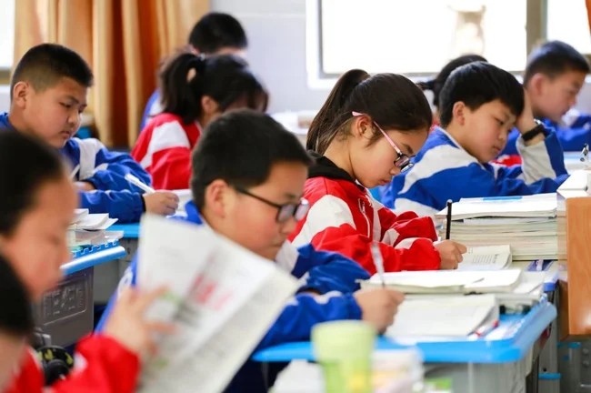 In China, students were forced to sign a suicide statement, removing responsibility from the school (2 photos)