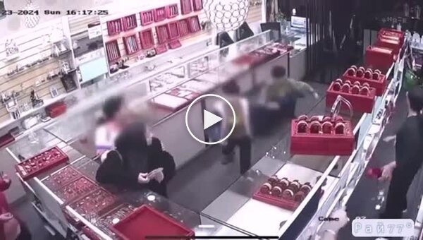 The attack of armed teenagers on a jewelry store was caught on video