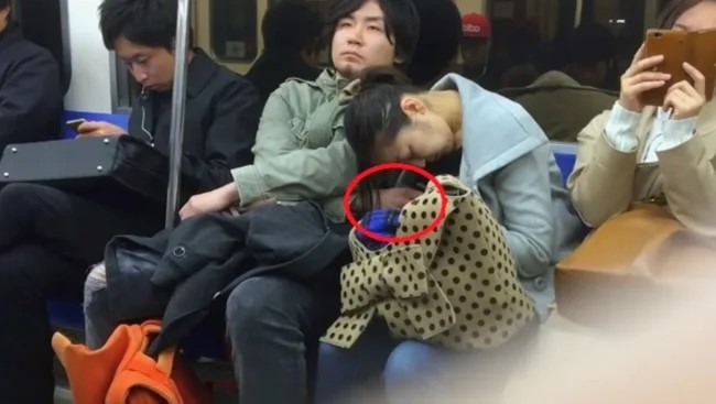 The big Japanese problem of sniffers on the train (5 photos)