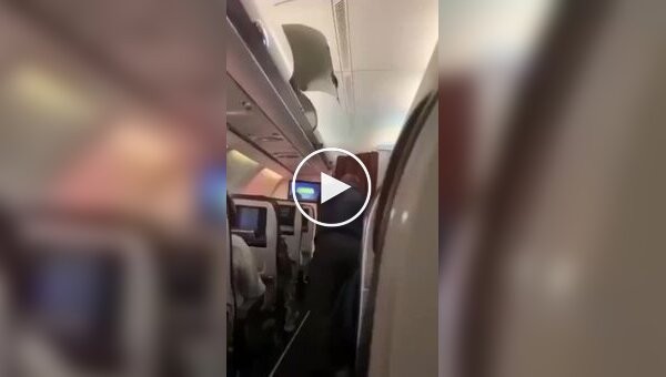 Пасажир літака вдарив попутника по особі за крадіжку сумки