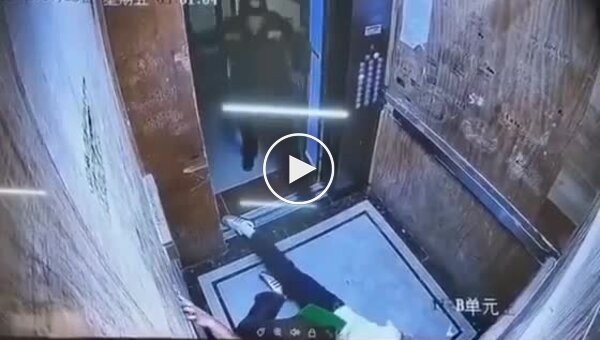 In China, a security guard saved a girl and then beat her aggressive husband