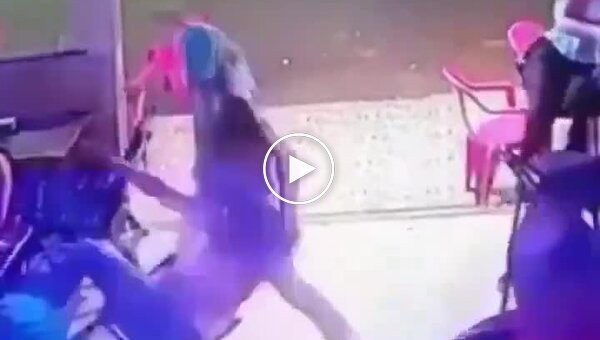 Жестокий бойфренд получил урок от прохожих за нападение на девушку