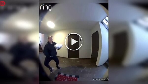 Курьер попался на непристойном поступке прямо перед доставкой еды