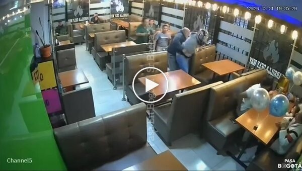 В Боготе посетители ресторана сами задержали вооруженного грабителя