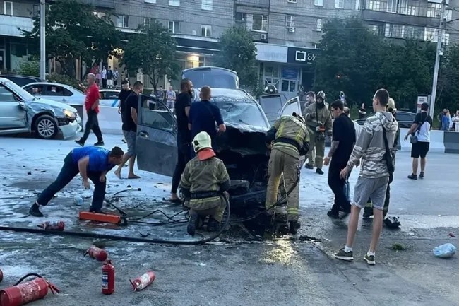 In Russia, a BMW X5 crashed into parked cars at full speed (6 photos + 3 videos)