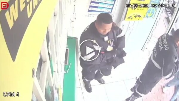 В Боготе вооруженные грабители за полминуты ограбили двух охранников инкассаторской машины