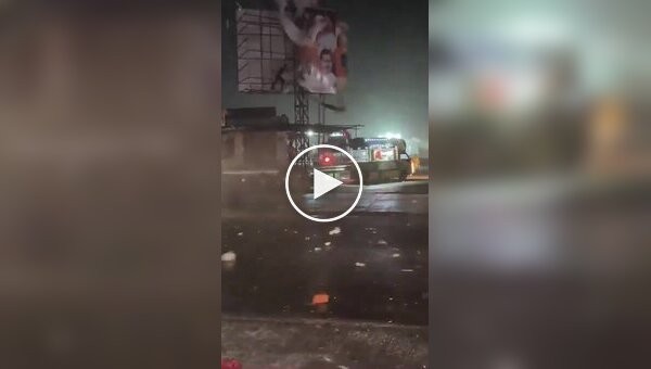 Мужик залез на рекламный щит во время урагана и разбился