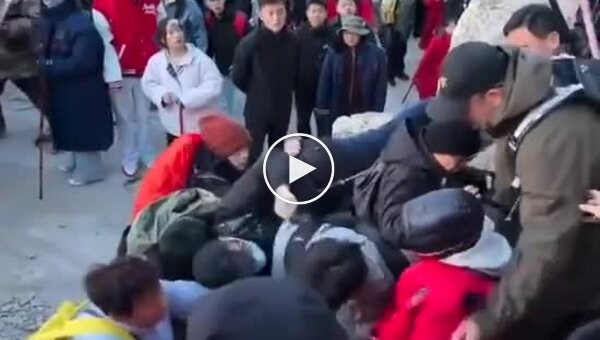 Туристы подрались из-за лучших мест для наблюдения за восходом солнца