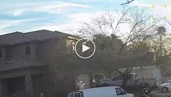 Момент падения самолета на жилые дома в США