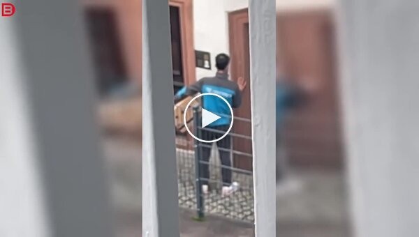 Курьер оставил больше, чем просто посылку