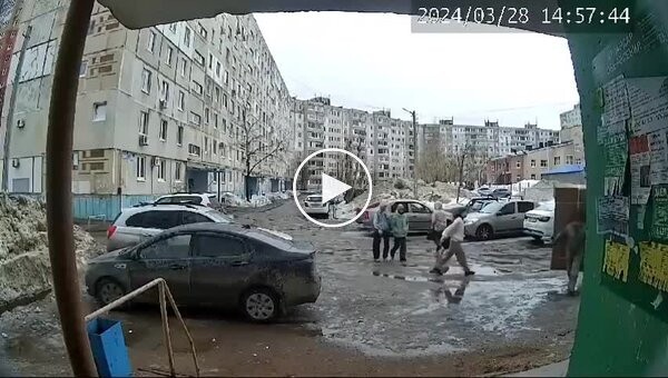 A concrete barrier almost crushed a loader in Ufa.