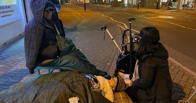 A 95-year-old British woman with a broken hip lay on the sidewalk for 5 hours (3 photos)