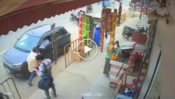 Нападение на владельца магазина в Индии попало на видео