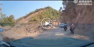 В Китае женщина на мотоцикле перепутала клавиши и улетела в овраг