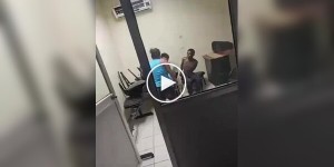 У Колумбії мати побила сина прямо в поліцейській ділянці