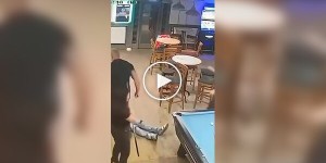 Разъяренный муж ударил незнакомца, приставшего к его жене