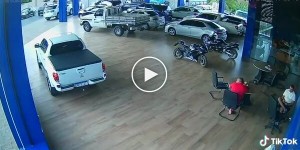 Обычный день в бразильском автосалоне