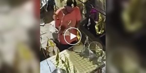 Пекарь несколько раз плюнул на тесто для лепешек